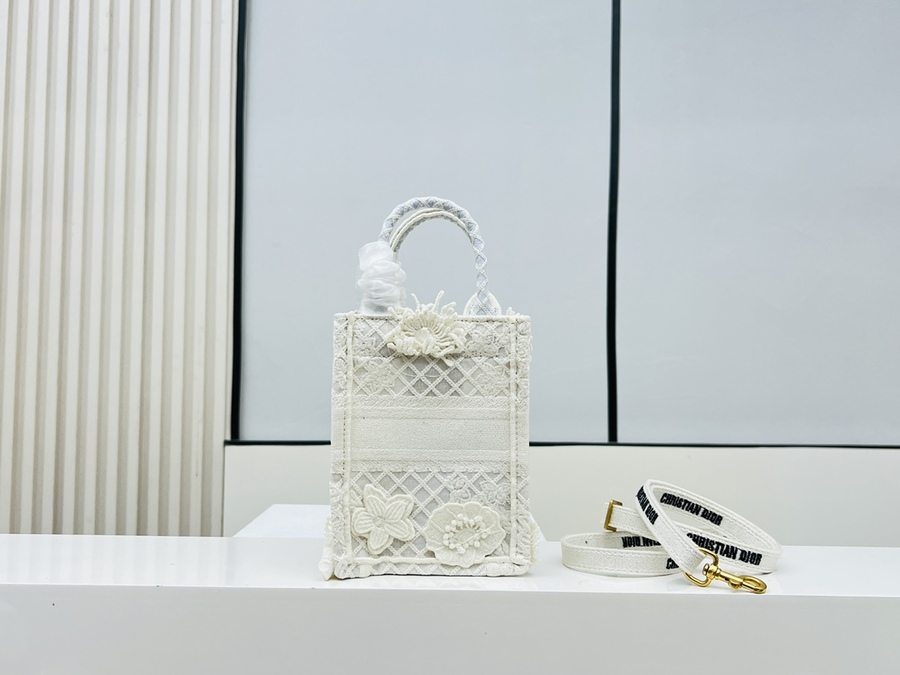 Dior AAA+ Handbags #567490 replica