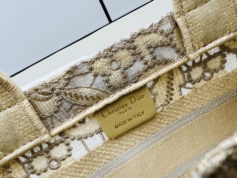 Dior AAA+ Handbags #567491 replica