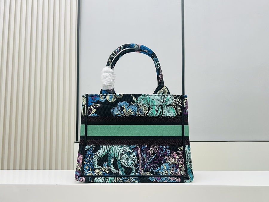 Dior AAA+ Handbags #567492 replica