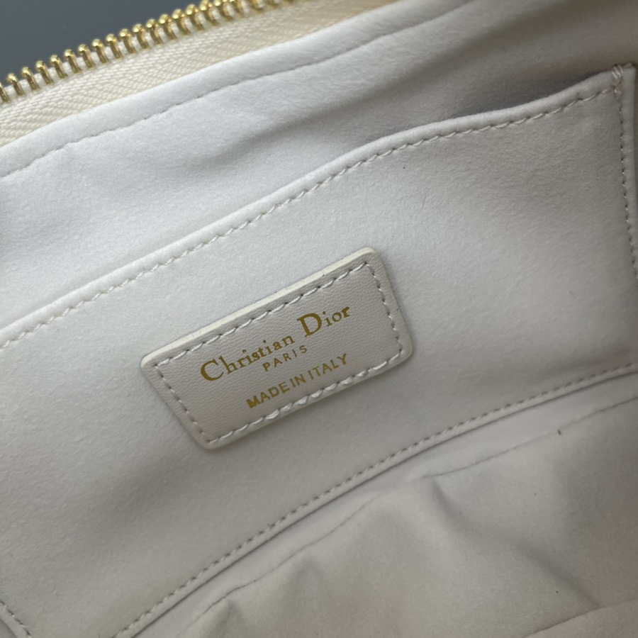 Dior AAA+ Handbags #567494 replica
